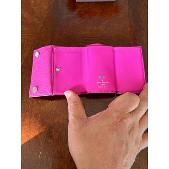 LOUIS VUITTON Tri-Fold Wallet Discovery LV Logo*Fluorescent Pink Rose*Box Incld. - Picture 9 of 14
